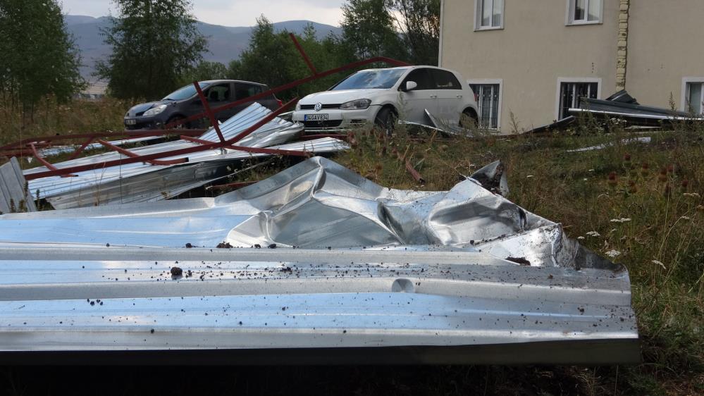  Ardahan'da hortum, çatılar uçtu, araçlar zarar gördü