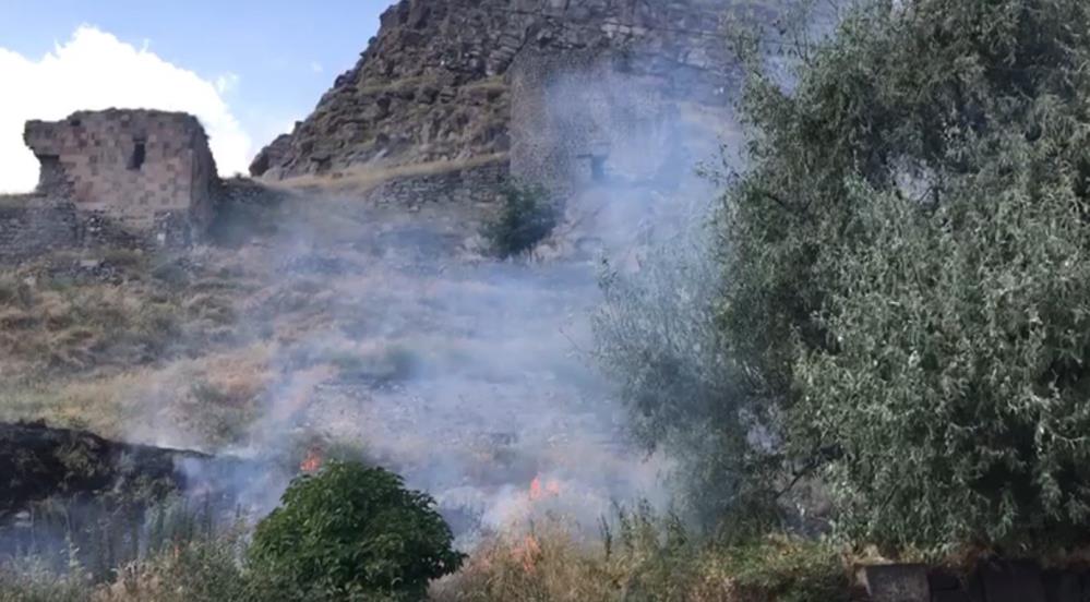 Kars Kalesi'nin etrafındaki otları ateşe verdiler