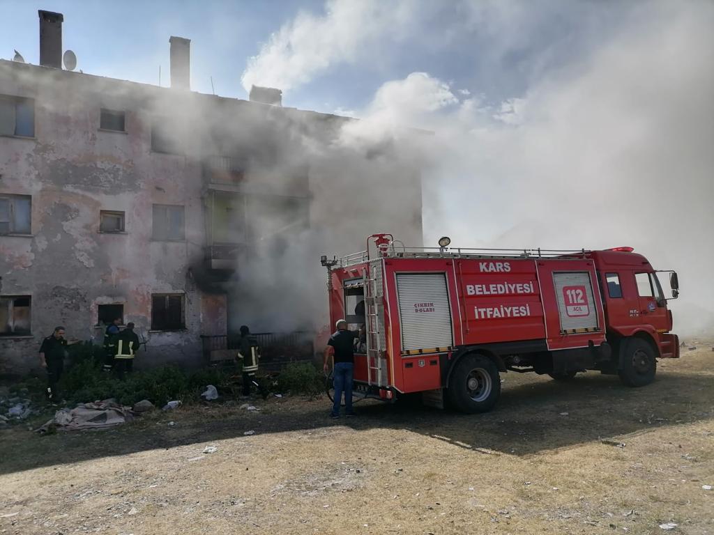 Kars'ta Apartman Dairesinde Çıkan Yangın Korkuttu
