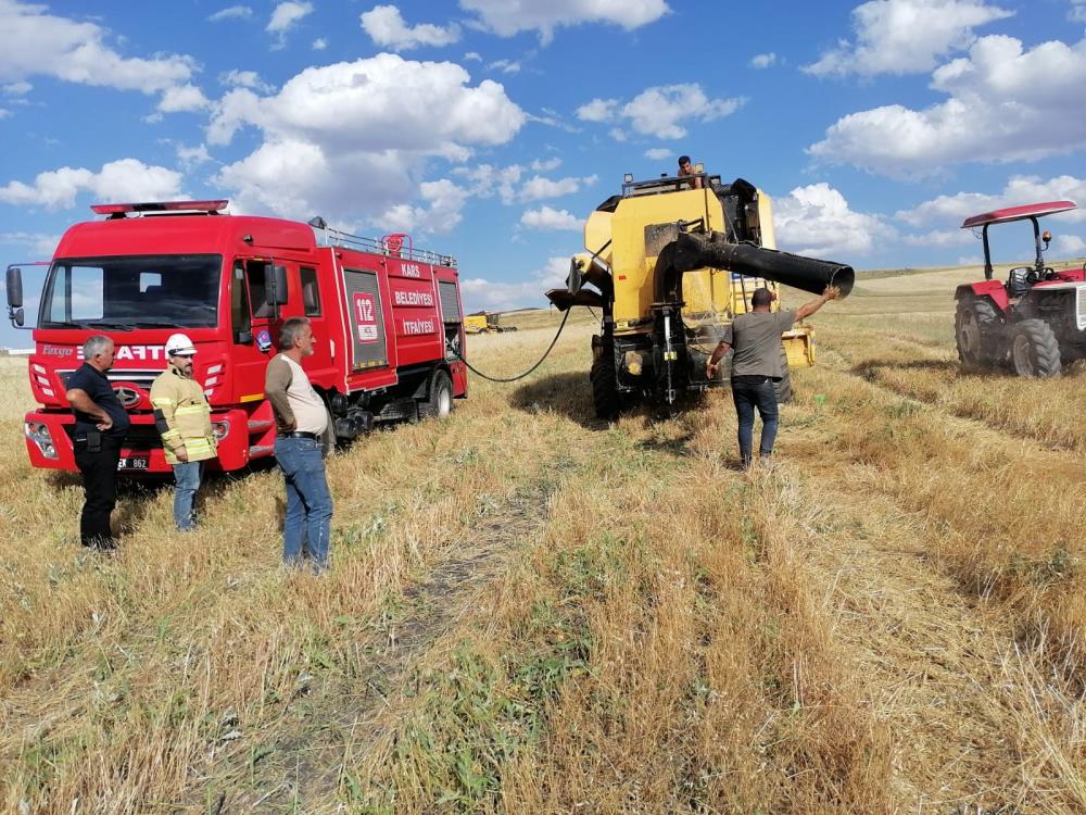 Kars'ta aşırı sıcaktan biçerdöverde yangın çıktı