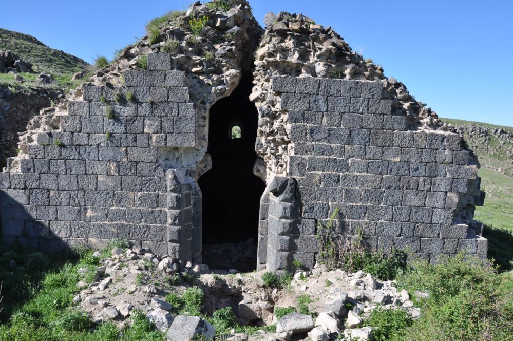 Kars'ta defineciler kilise de kazılmadık yer bırakmadı