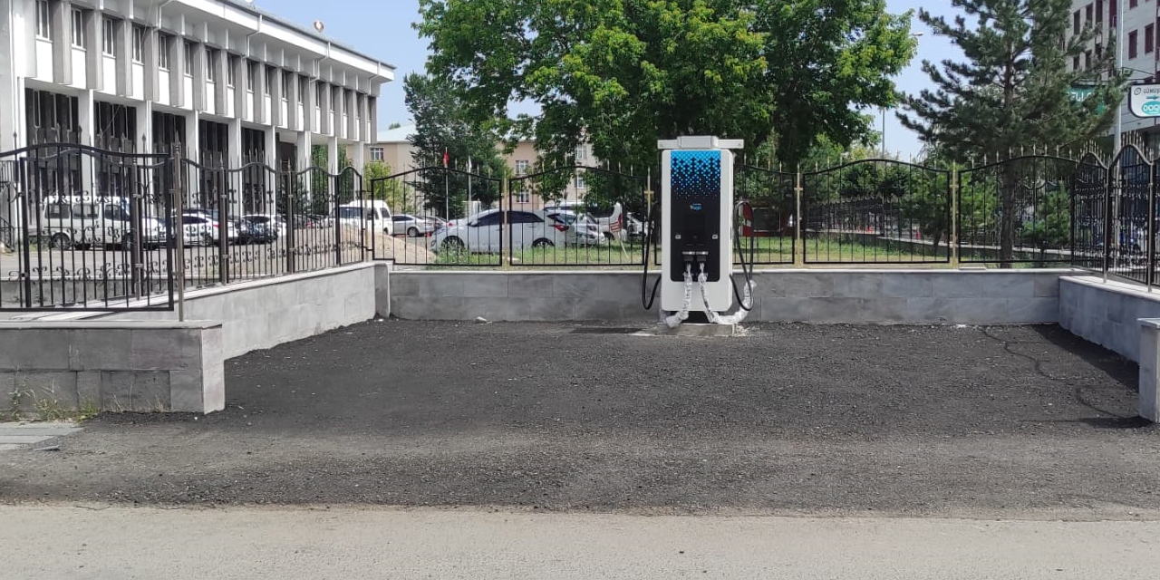 Kars'ta ilk elektrikli araç şarj istasyonu kuruldu