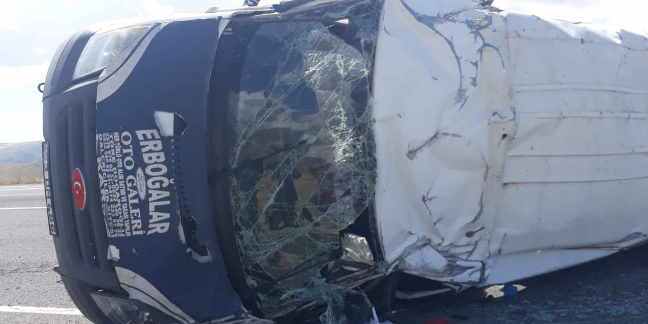 Kars'ta köy minibüsü kaza yaptı: 2 yaralı