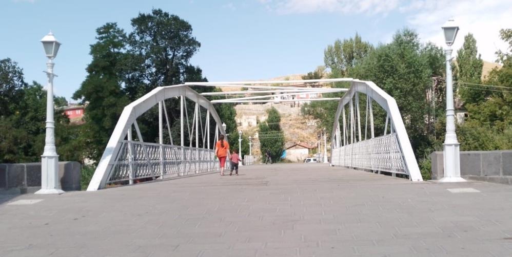 Kars'ta tarihi Demir Köprü'nün ışıklandırılması yapıldı