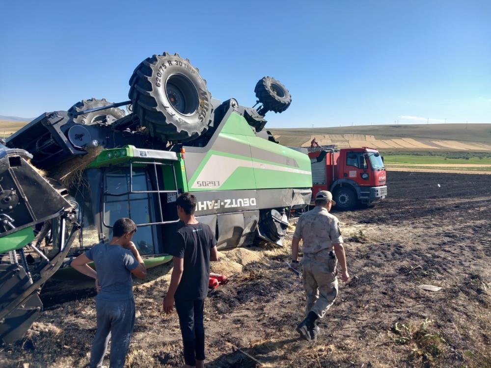  Kars'ta yangın çıkan biçerdöver devrildi