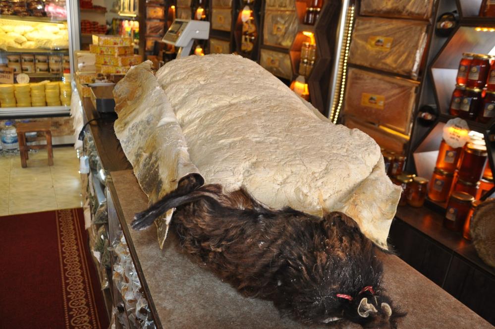 Kars'ta asırlık tuluk peyniri yoğun ilgi görüyor