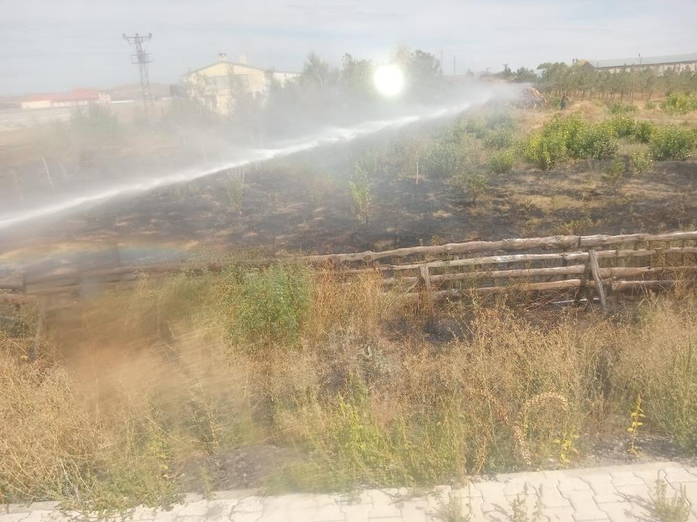 Kars'ta çıkan 2 ayrı anız yangını söndürüldü