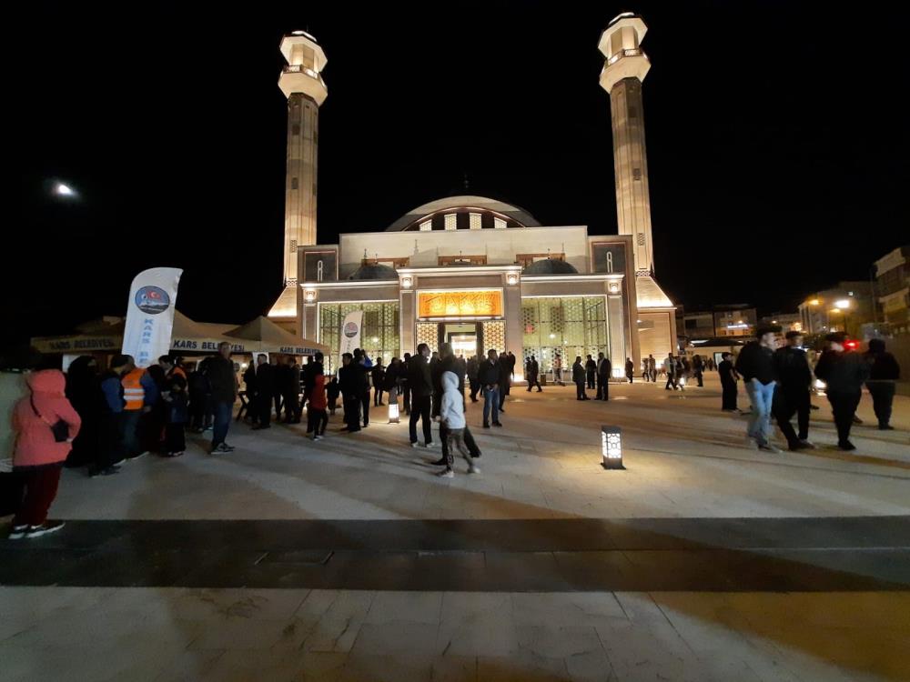 Kars'ta Mevlit Kandili'nde camiler doldu