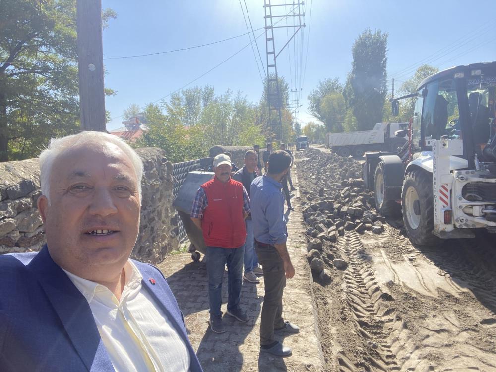 Arpaçay Belediyesi'nin yol çalışmaları sürüyor