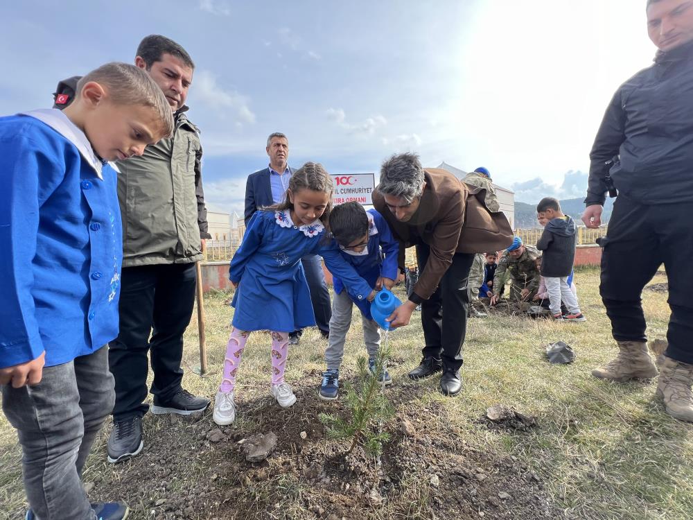 Cumhuriyet'in 100. yılında Sarıkamış'ta fidanlar toprakla buluştu