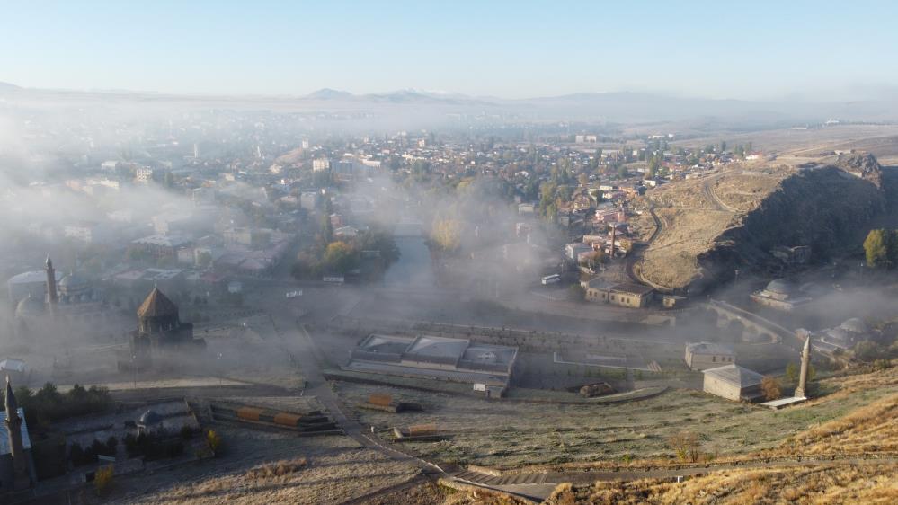 Kars sis bulutları arasında kayboldu