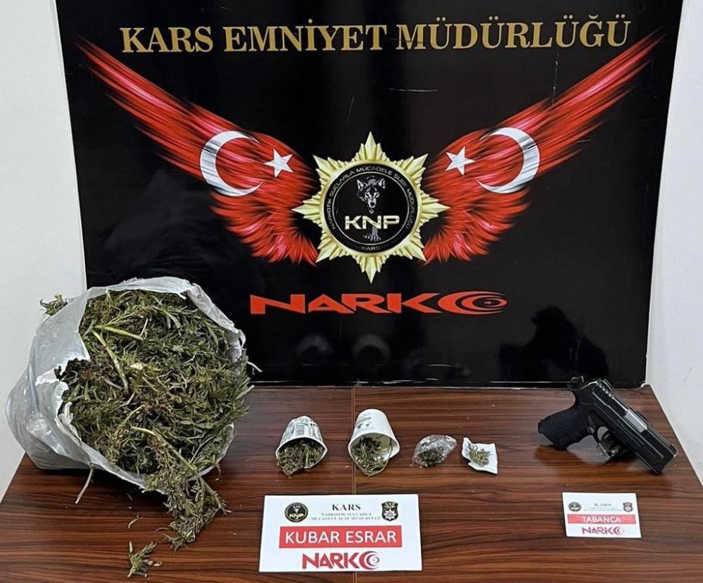 Kars'ta 1 kilo 880 gram esrar ele geçirildi