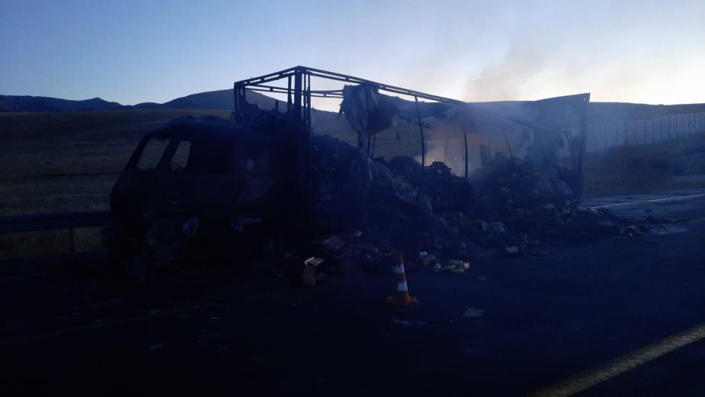 Kars'ta hareket halindeki kamyon yandı