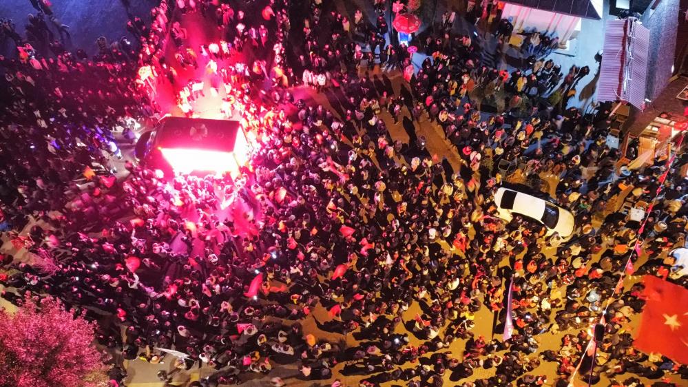 Kars'ta Türk bayraklı meşaleli Cumhuriyet yürüyüşü