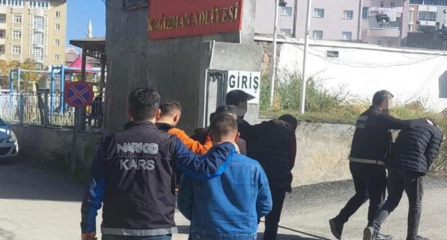 Kars'ta uyuşturucu taciri 3 kişi tutuklandı