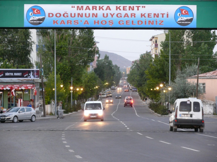 Kars'ta vatandaşlar kaldırılan üst geçidi geri istiyor