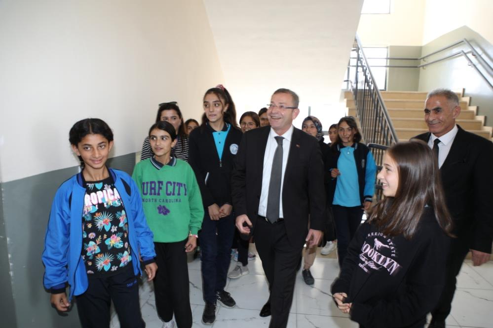 Kars Valisi Polat'ın okul ziyaretleri sürüyor