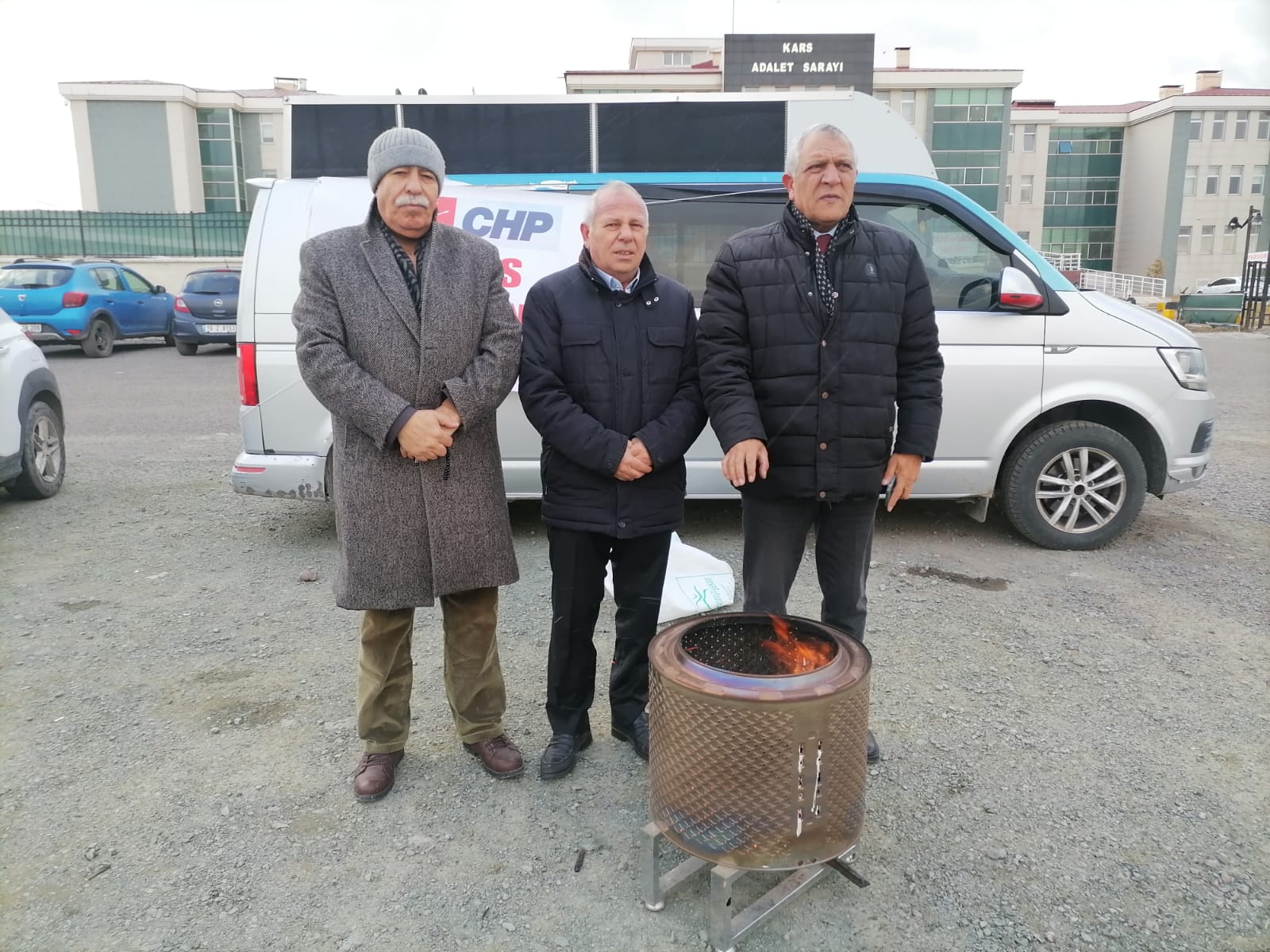 CHP, Kars Adliyesi önünde "Adalet ve Demokrasi Nöbeti"ni başlattı