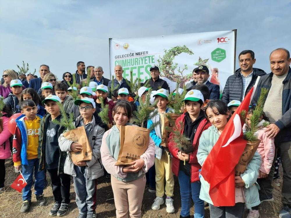 Kars'ta fidanlar toprakla buluşturuldu