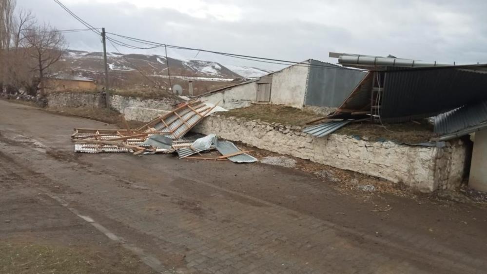 Kars'ta rüzgar çatıları uçurdu