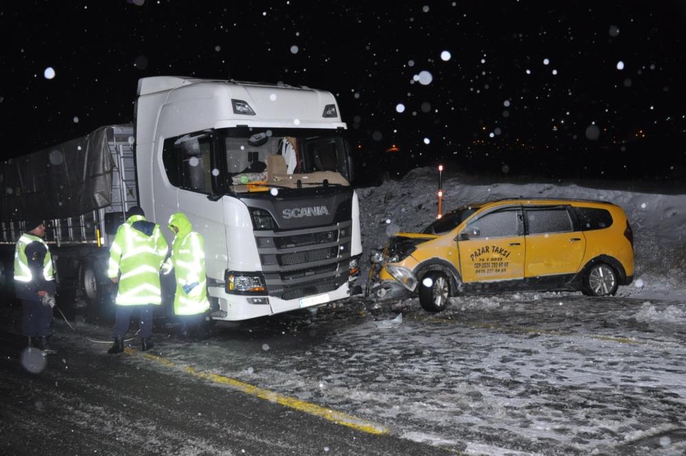  Kars'ta tır ile taksi çarpıştı: 1 ölü, 3 yaralı