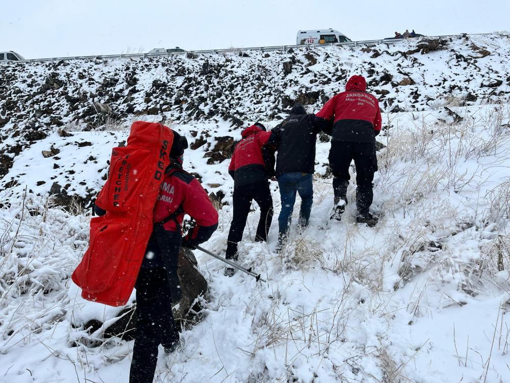 Sarıkamış'ta 2 kişi donmak üzereyken kurtarıldı