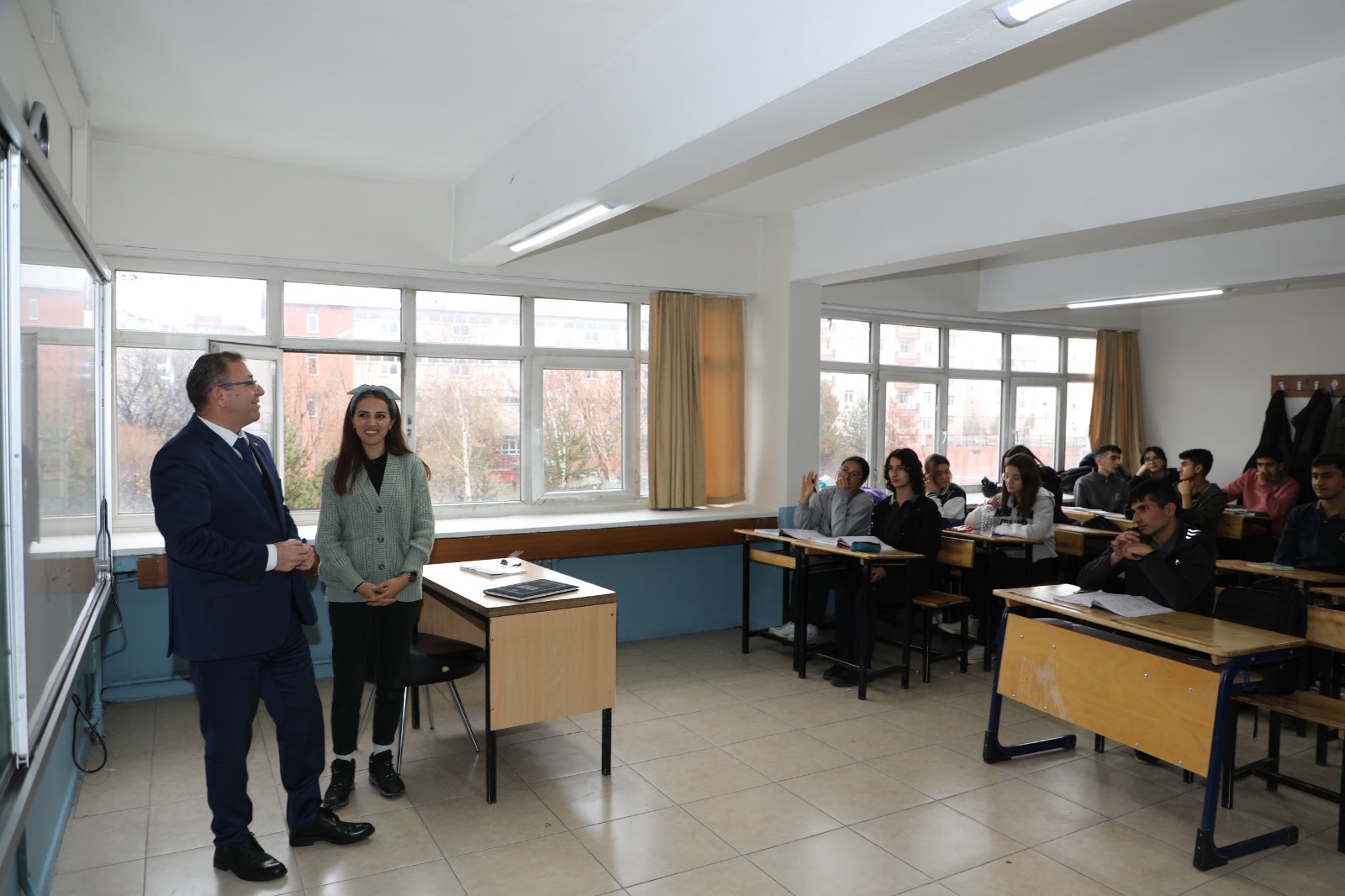 Vali Polat'ın, okul ziyaretleri sürüyor