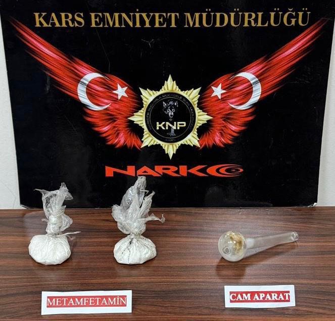 Kars'ta uyuşturucu taciri 2 kişi tutuklandı