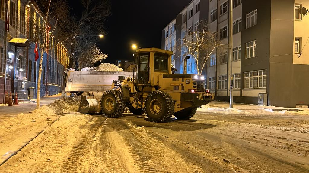 Kar Küreme Çalışmaları devam ediyor