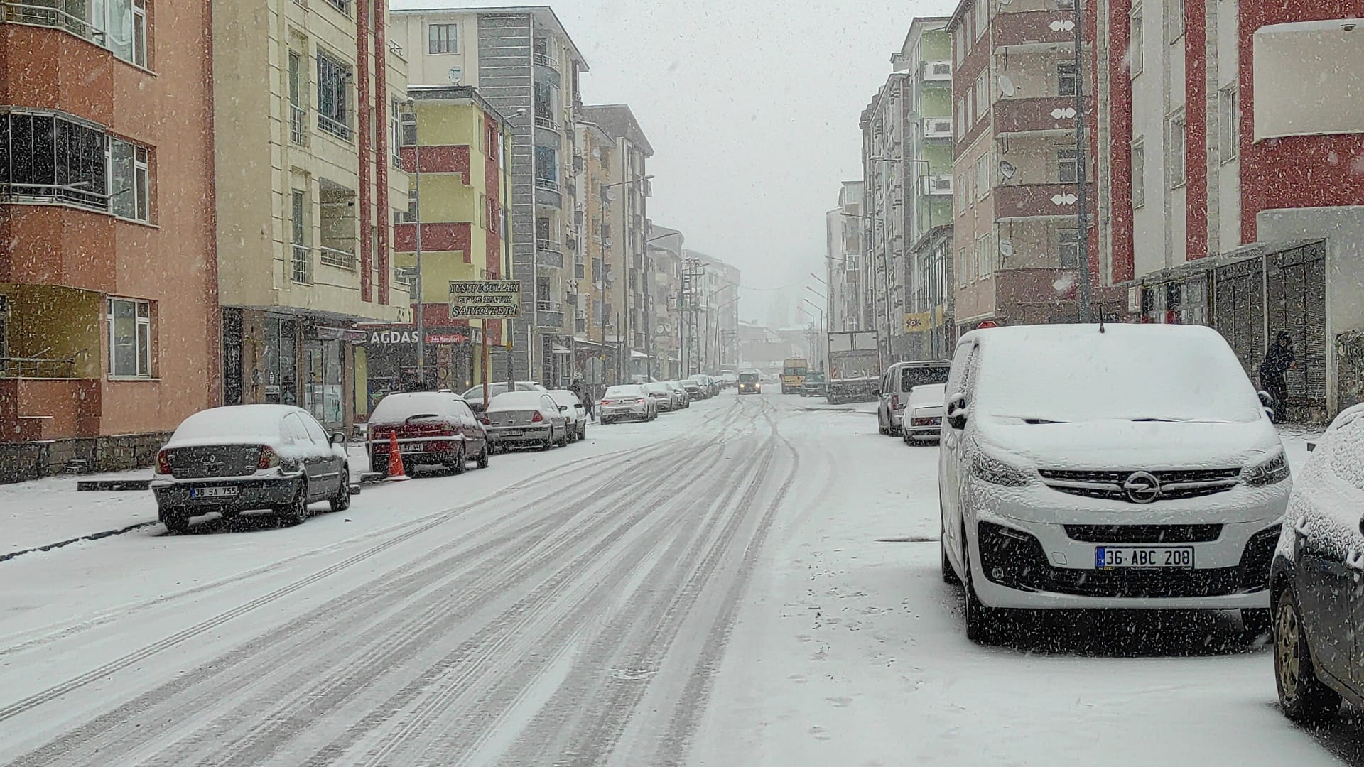 Kars'a beklenen kar yağdı