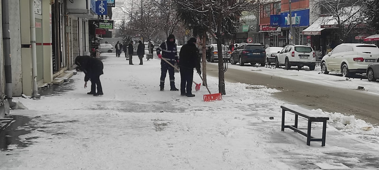 Kars Belediyesi kar temizliği mesaisinde