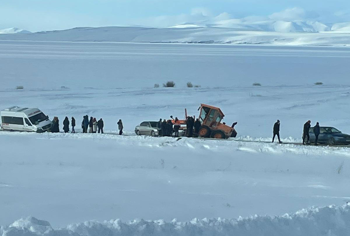 Kars'ta iş makinesi ve minibüs yoldan çıktı