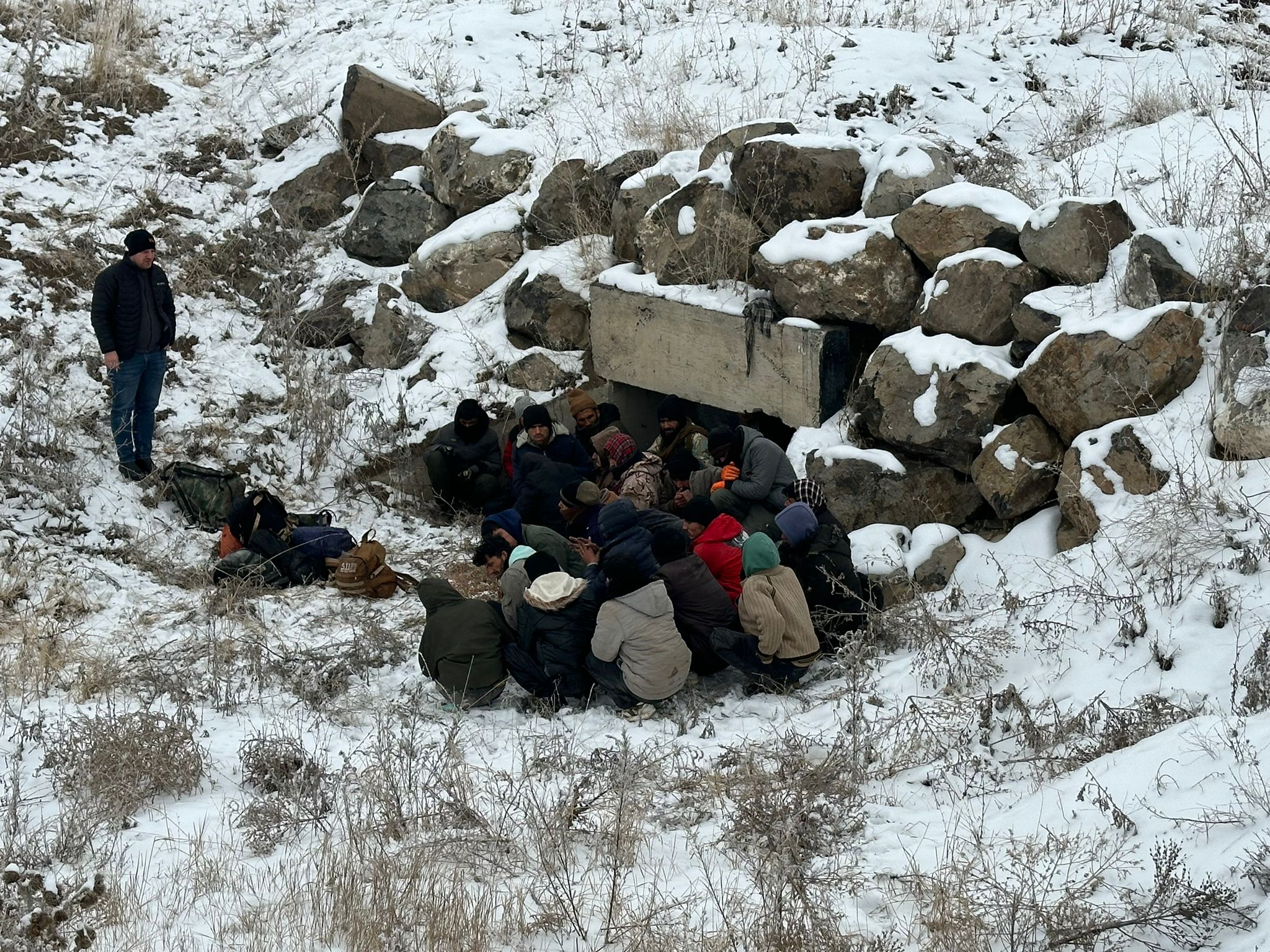 Kars'ta menfezden 24 düzensiz göçmen çıktı