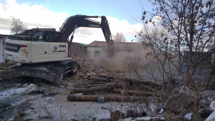 Kars'ta metruk binalar tek tek yıkılıyor