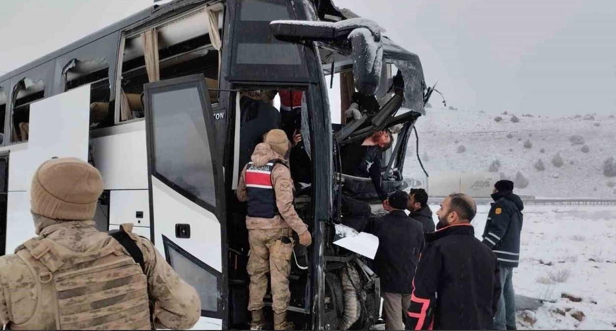 Kars'ta Zincirleme Trafik Kazası 2 ölü 8 yaralı