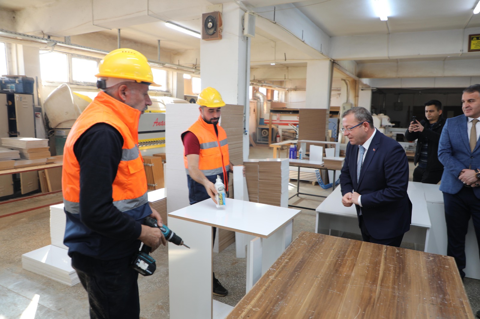 Kars'taki Öğrencilere Ders Çalışma Masaları Dağıtılıyor