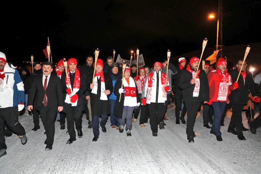 Meşaleli yürüyüşe binlerce kişi katıldı