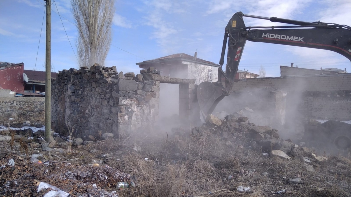 Kars Belediyesi Metruk Bina Yıkımlarını Sürdürüyor