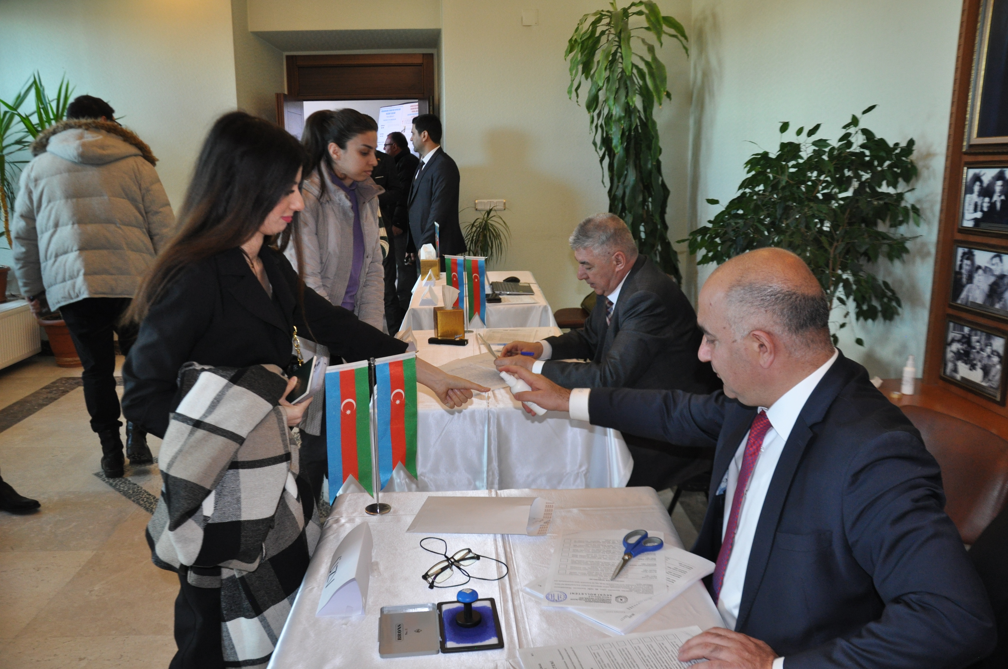 Kars'ta Azerbaycanlılar Sandık Başına Gitti