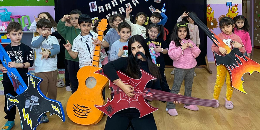 Kars'ta minikler Barış Manço'yu unutmadı