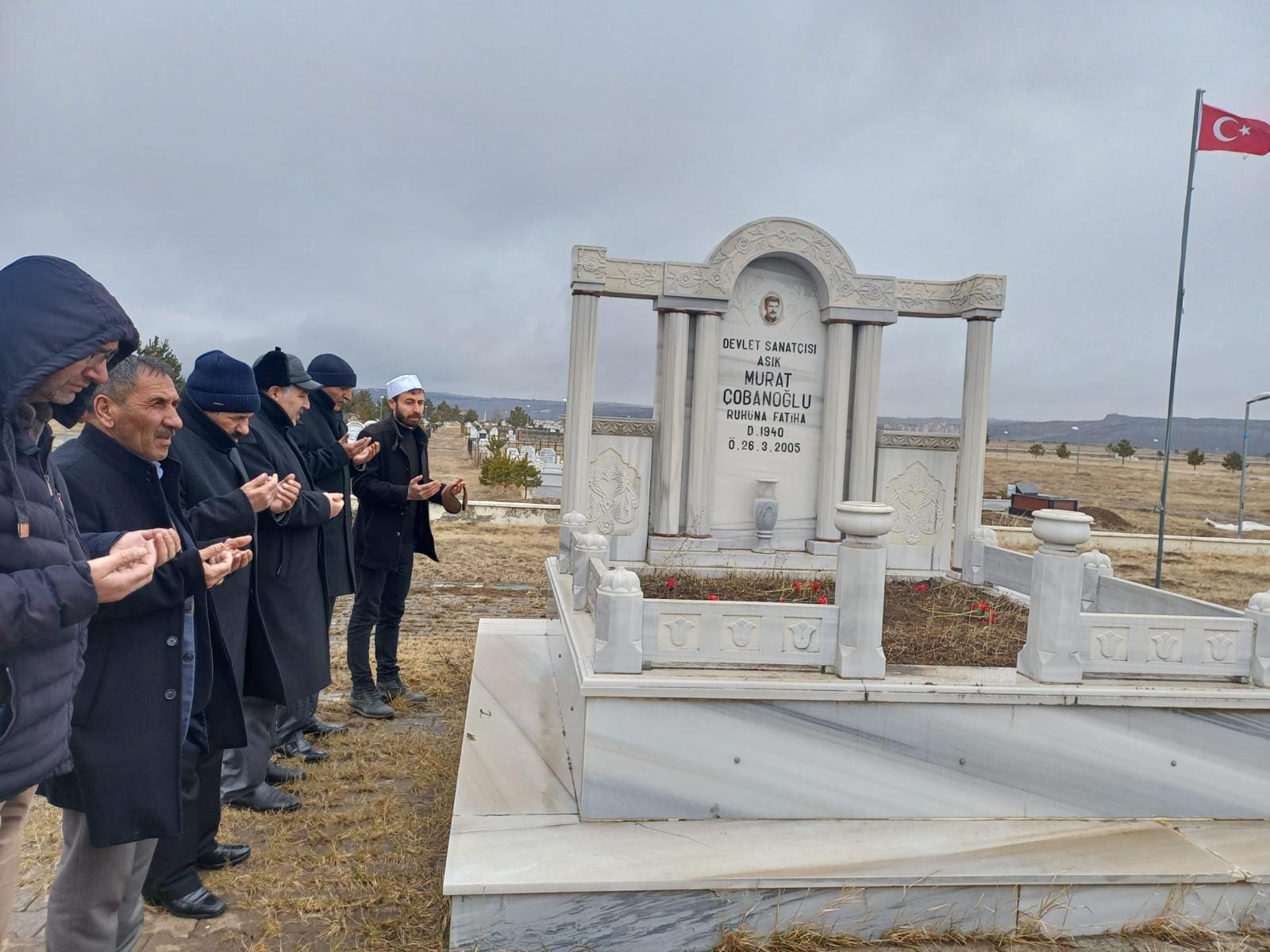 Aşık Murat Çobanoğlu Kars'taki mezarı başında anıldı