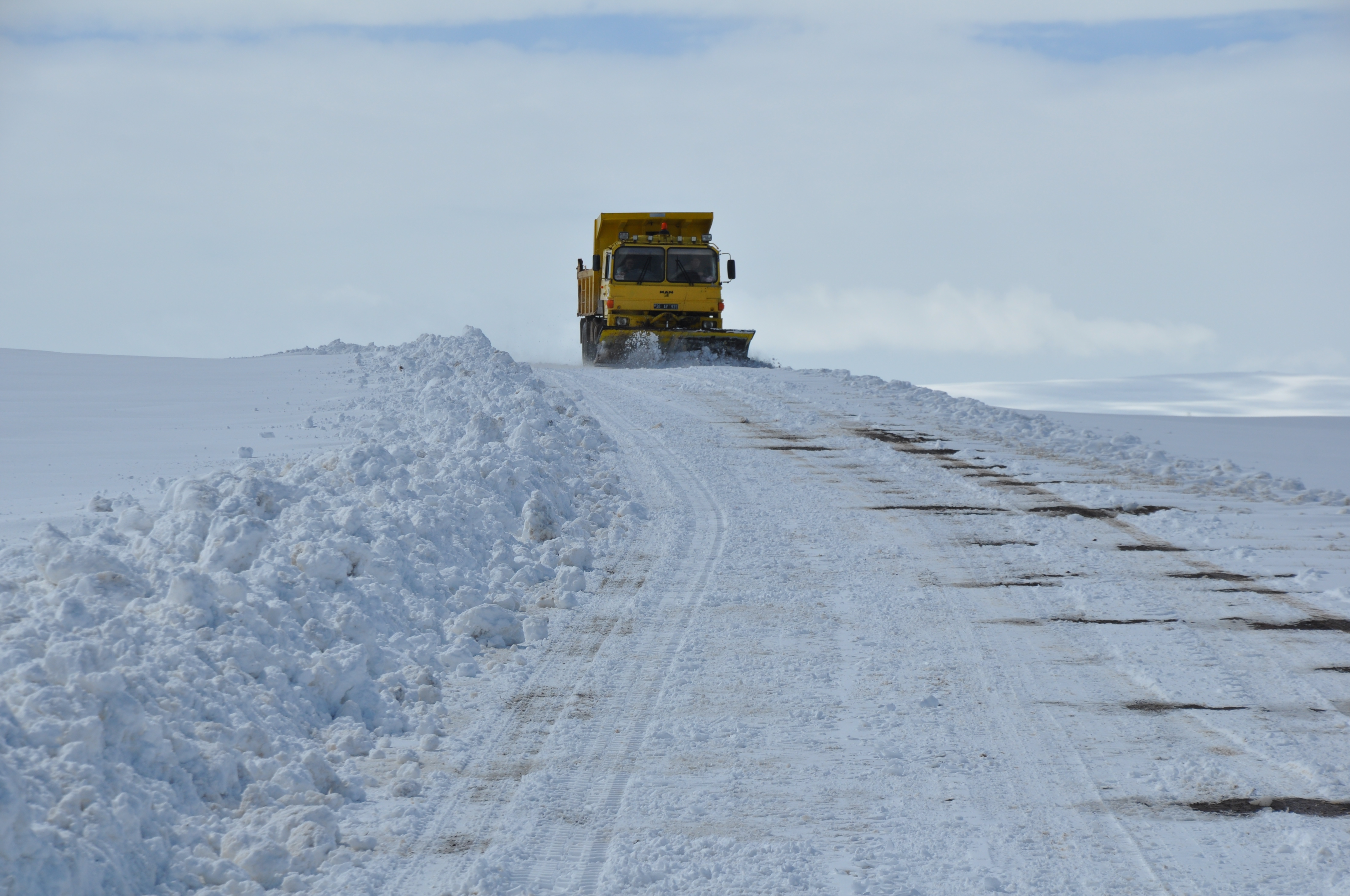 Kars'ta 13 köy yolu ulaşıma kapandı