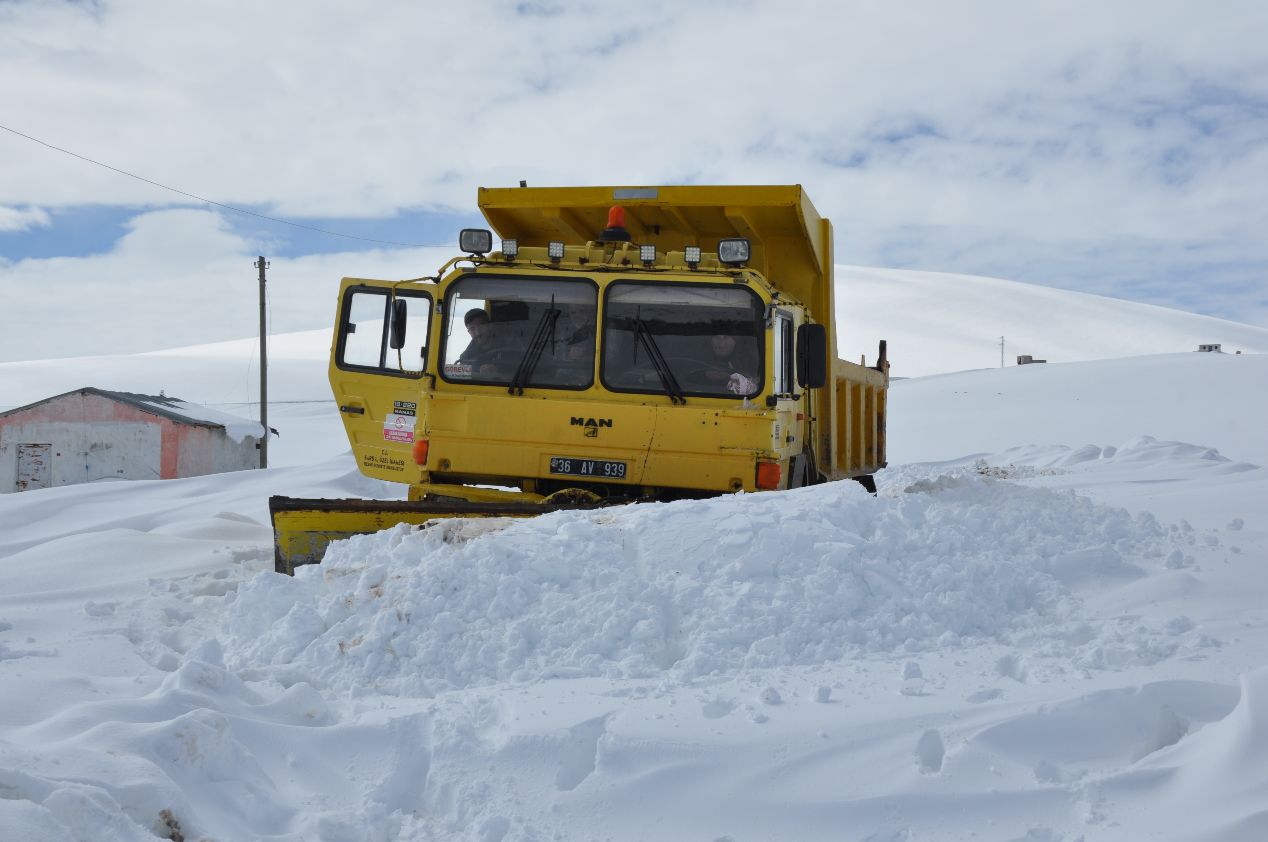 Kars'ta 16 köy yolu ulaşıma kapandı