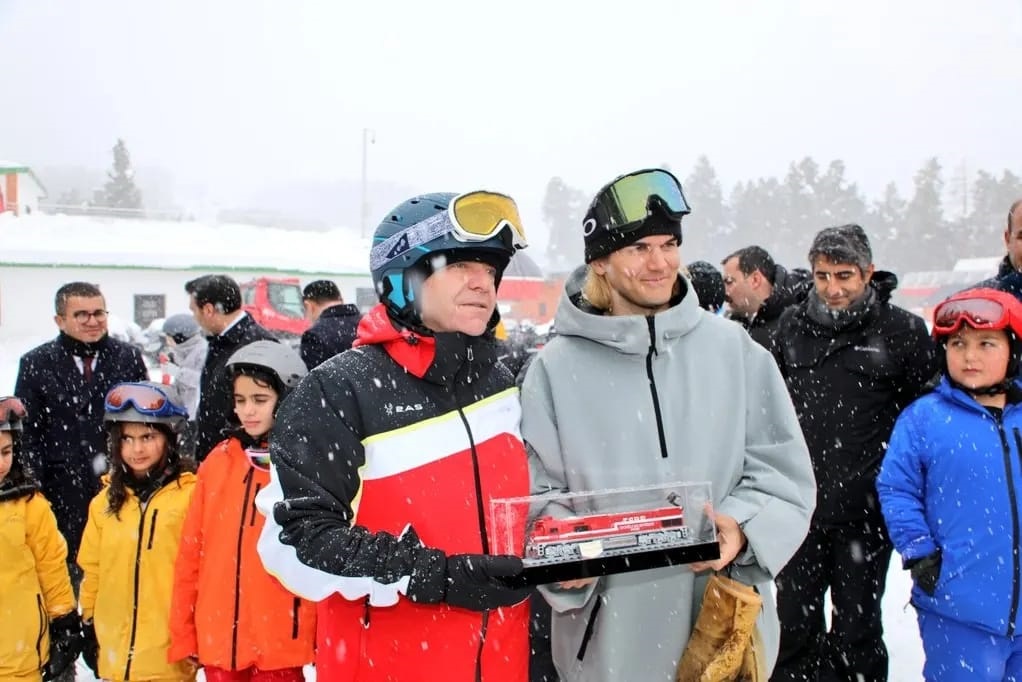 Kars'ta 600 Öğrenciye kayak eğitimi verildi