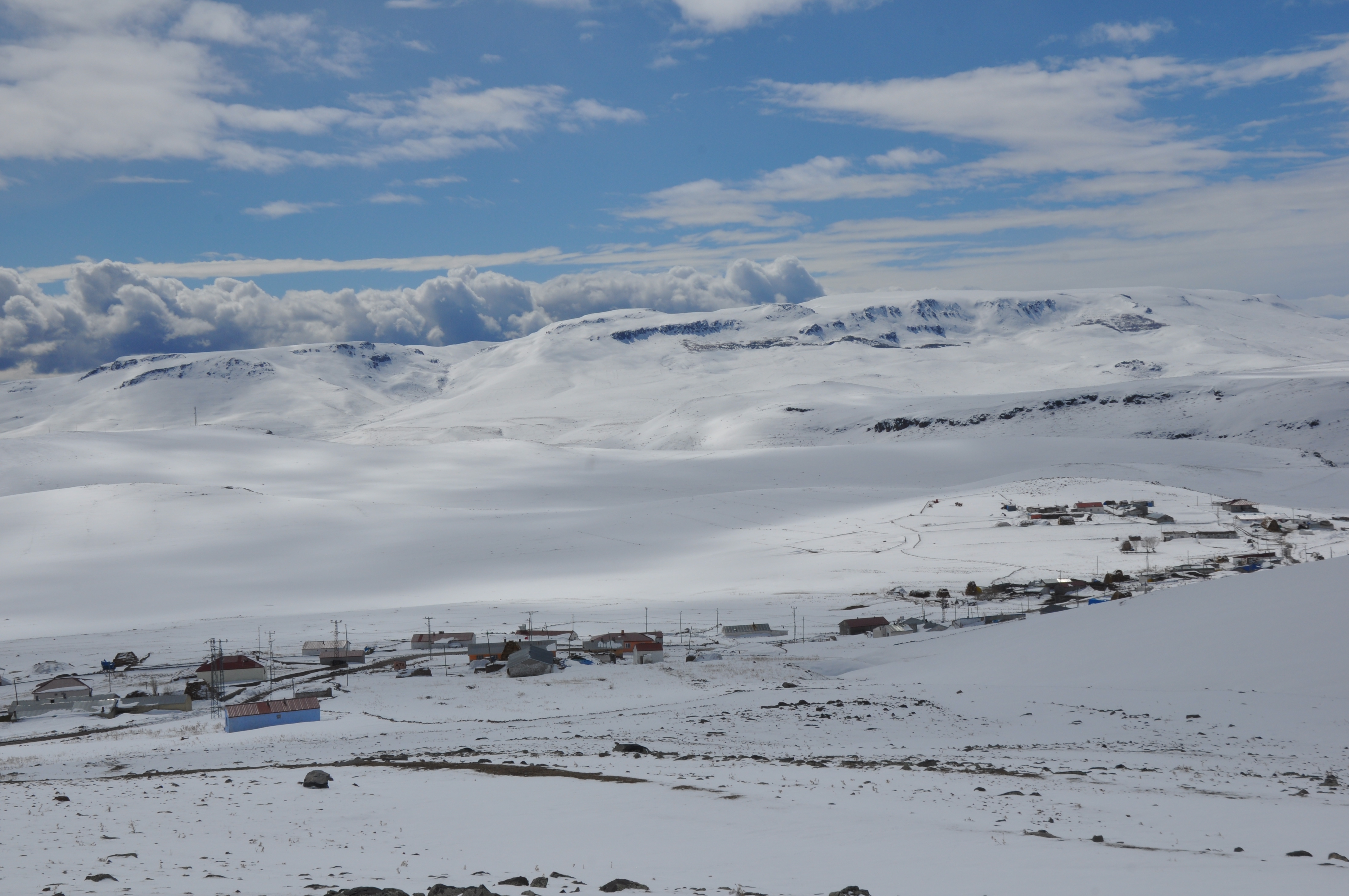 Kars'ta kar yağışı köyleri beyaza bürüdü