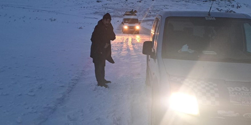 Kars'ta mahsur kalan 4 araç kurtarıldı