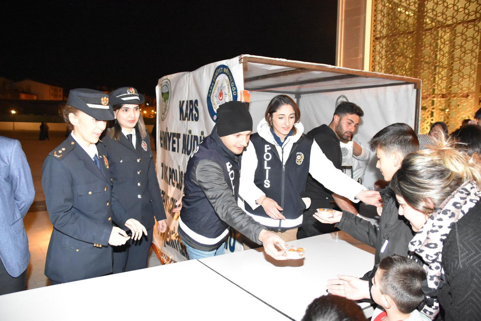 Kars İl Emniyet Müdürlüğü lokma dağıttı