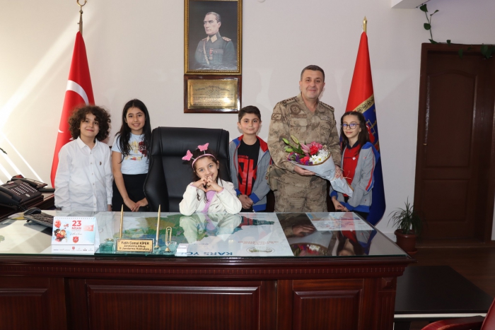 Kars'ta öğrenciler Albay Kiper'i ziyaret etti
