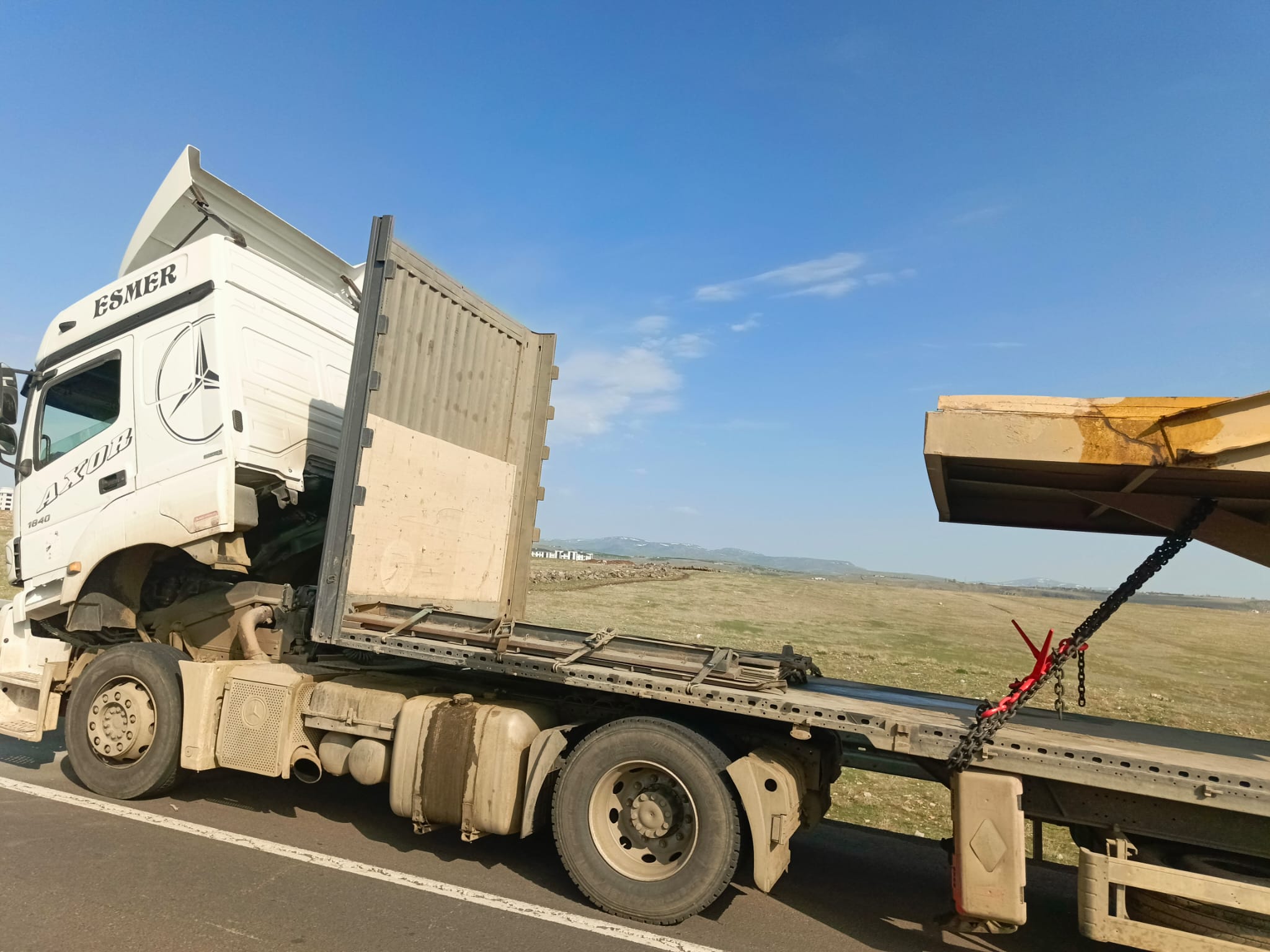 Kars'ta seyir halindeki tır alev aldı