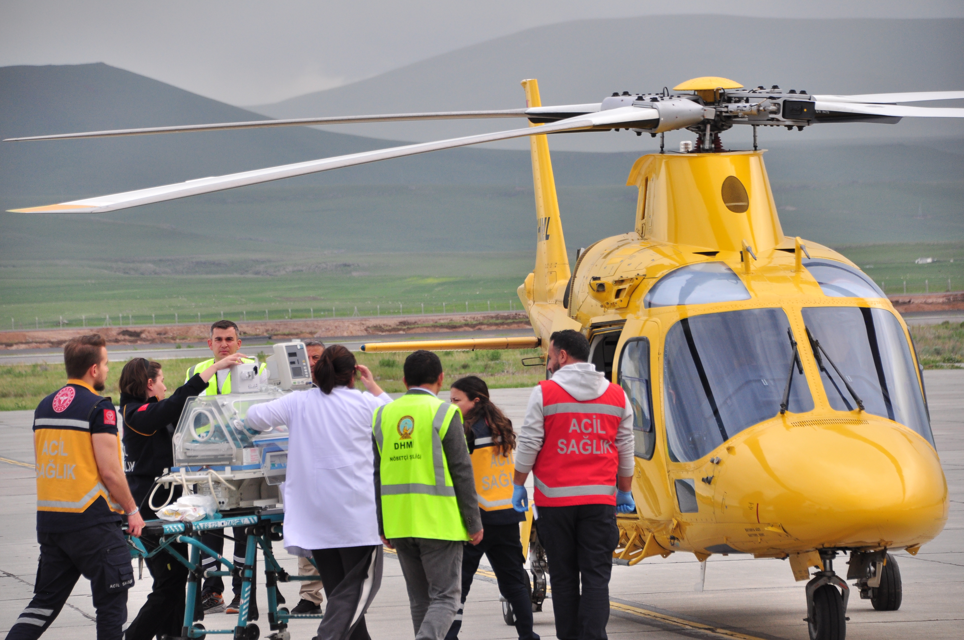 Ambulans helikopter Çinan bebek için havalandı